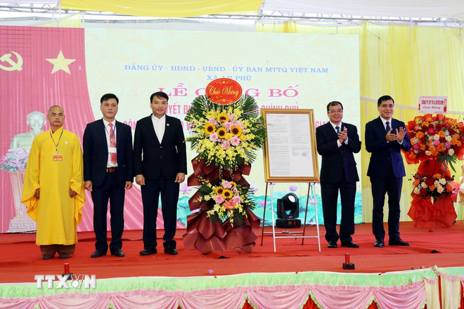 A miniszterelnök határozatának bemutatása, amely a Tram Gian pagoda fa tömbjeit nemzeti kinccsé nyilvánítja. (Fotó: Manh Tu/VNA) ttxvn-3110-moc-ban-chua-tram-gian-hai-phong-3.jpg