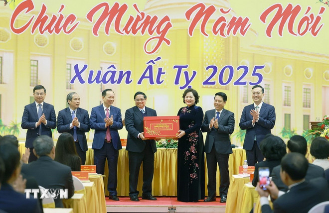 Thủ tướng Phạm Minh Chính chúc mừng năm mới Ất Tỵ ngành Ngân hàng. (Ảnh: Dương Giang/TTXVN) ttxvn-0302-thu-tuong-chuc-tet-ngan-hang-2.jpg