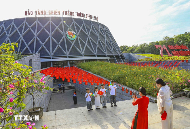 Các em học sinh chụp ảnh lưu niệm tại Bảo tàng Chiến thắng Điện Biên Phủ. (Ảnh: Xuân Tư/TTXVN) ttxvn-0705-dien-bien-phu-2.jpg