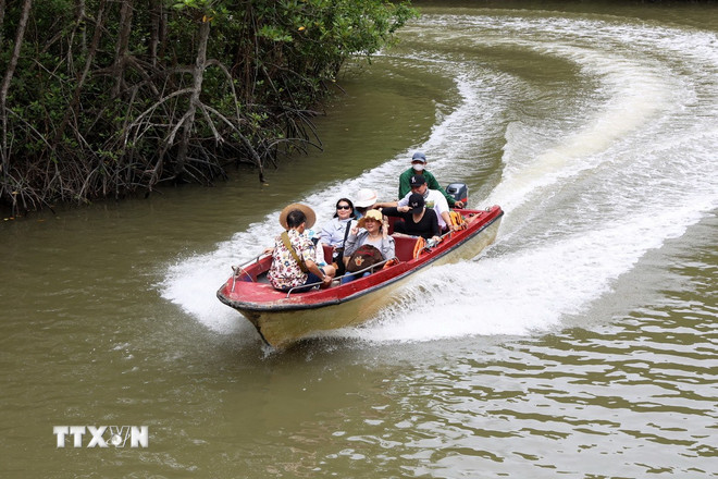 นักท่องเที่ยวเดินทางเยี่ยมชมเกาะลิงเกิ่นเส่อด้วยเรือยนต์ (ภาพ: Hong Dat/VNA) ttxvn-0803-dao-khi-can-gio-2.jpg