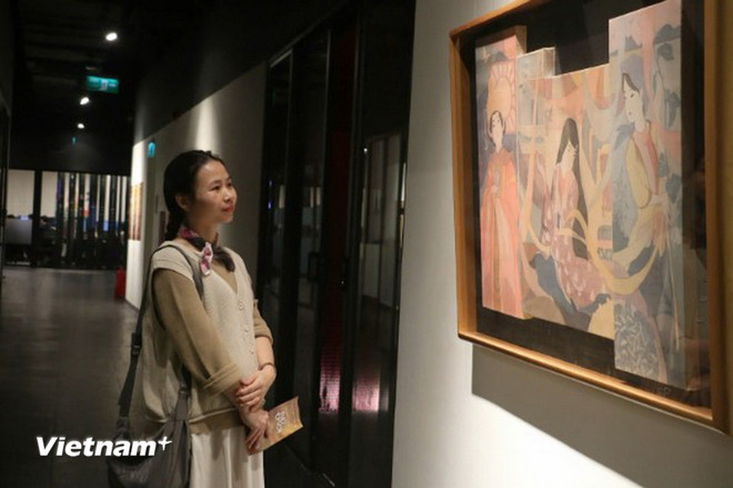 ນັກສິລະປິນ Hoi Tran ໄດ້ຮັບຄວາມປະທັບໃຈຕໍ່ການເຄື່ອນໄຫວຂອງຊາວໜຸ່ມ. (ທີ່ມາ: Vietnam+) vnp-0712-nu-thoi-2.jpg