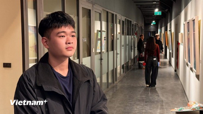 ເລດຶກແທ່ງ ແບ່ງປັນກ່ຽວກັບວຽກງານ “ສາວເກັບໝາກມອນ”. (ທີ່ມາ: Vietnam+) vnp-0712-nu-thoi-3.jpg