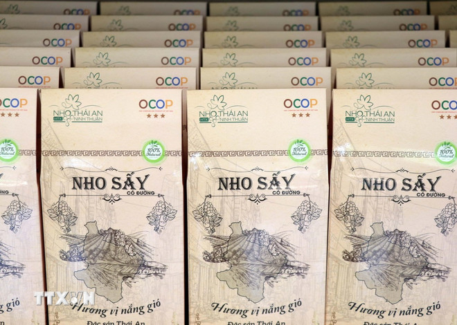 Nhiều sản phẩm được chế biến từ nho của Hợp tác xã Dịch vụ tổng hợp Nông nghiệp Thái An, xã Vĩnh Hải đạt chứng nhận sản phẩm OCOP. (Ảnh: Công Thử/TTXVN) ttxvn-0907-nho-4.jpg