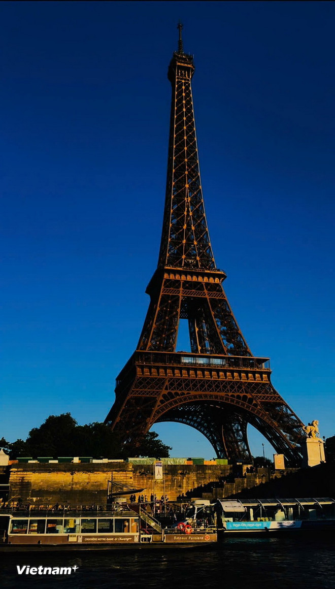 Eiffeltårnet. (Foto: Hong Hanh/Vietnam+) vnp-0310-thap-eiffel-2-2190.jpg