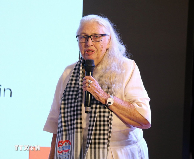 Tiến sỹ Helen Jarvis, Chủ tịch Tiểu ban hồ sơ của Ủy ban Ký ức Thế giới UNESCO khu vực Châu Á-Thái Bình Dương phát biểu tại hội thảo. (Ảnh: Thùy Dung/TTXVN) ttxvn-0506-di-san-tu-lieu-unesco.jpg