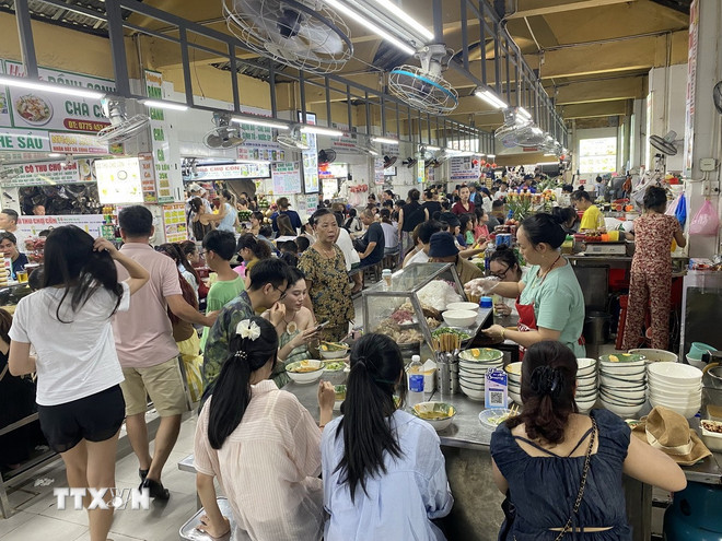 Khu ẩm thực của chợ Cồn luôn thu hút lượng lớn du khách đến thưởng thức các món đặc sản nổi tiếng của Đà Nẵng. (Ảnh Xuân Quý/TTXVN) ttxvn-1107-cho-han-da-nang.jpg