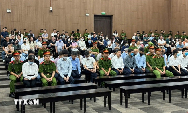 Các bị cáo nghe Tòa tuyên án. (Ảnh: Quốc Lũy/TTXVN) ttxvn-1107-phuc-son-3.jpg