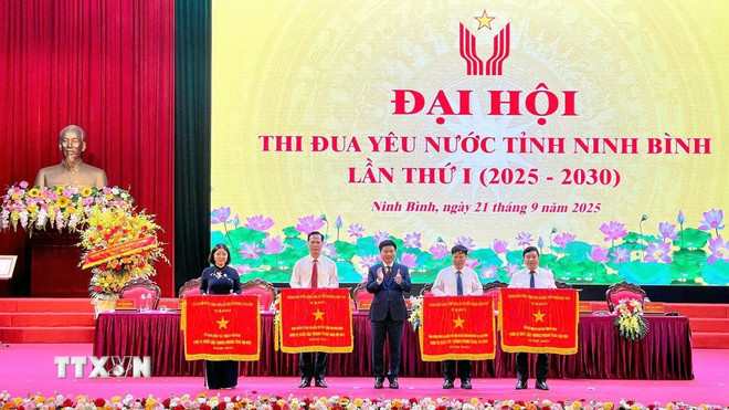 Trao cờ thi đua cho các đơn vị đạt thành tích cao trong các phong trào thi đua. (Ảnh: Đại Nghĩa/TTXVN) ttxvn-2109-thi-dua-yeu-nuoc-ninh-binh-4.jpg