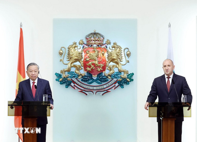 Generalsekretär To Lam und der bulgarische Präsident Rumen Radev bei einer Pressekonferenz. (Foto: Thong Nhat/VNA) ttxvn-2310-tong-bi-thu-hoi-gap-go-bao-chi-bulgaria-2.jpg