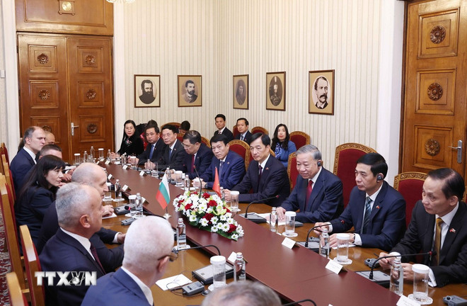 Secretarul general To Lam și președintele bulgar Rumen Radev au purtat discuții oficiale. (Foto: Thong Nhat/VNA) ttxvn-2310-tong-bi-thu-hoi-dam-hep-bulgaria-7.jpg