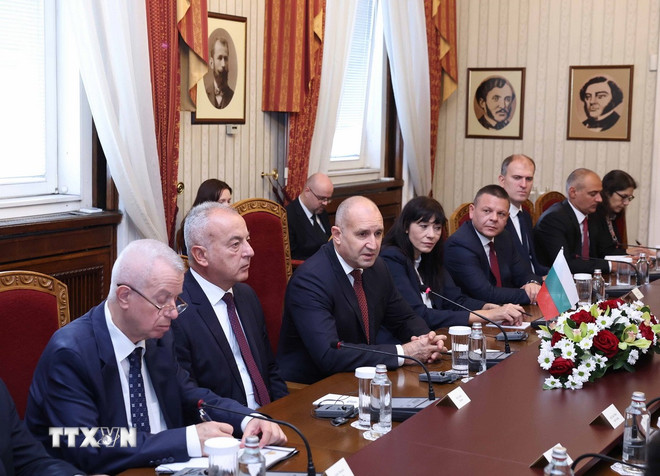 Președintele Rumen Radev și delegația bulgară la discuțiile oficiale cu secretarul general To Lam. (Foto: Thong Nhat/VNA) ttxvn-2310-tong-bi-thu-hoi-dam-hep-bulgaria-8.jpg