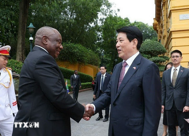 Präsident Luong Cuong begrüßt den südafrikanischen Präsidenten Matamela Cyril Ramaphosa. (Foto: Lam Khanh/VNA) ttxvn-2310-chu-tich-nuoc-tong-thong-nam-phi-5.jpg