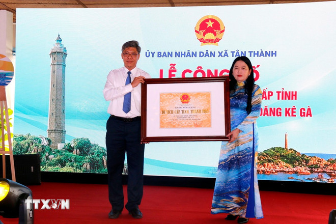 Pan Nguyen Minh, místopředseda provinčního lidového výboru Lam Dong, udělil obci Tan Thanh certifikát o zařazení majáku Ke Ga do provinčního hodnocení památek. (Foto: Hong Hieu/VNA) ttxvn-0812-hai-dang-ke-ga-2.jpg