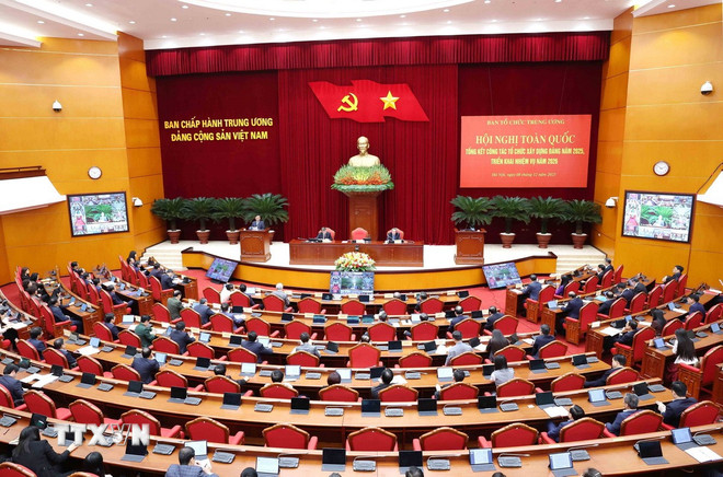 Gambaran keseluruhan persidangan. (Foto: Phuong Hoa/VNA) ttxvn-0812-thuong-truc-ban-bi-thu-hoi-nghi-xay-dung-dang-5.jpg