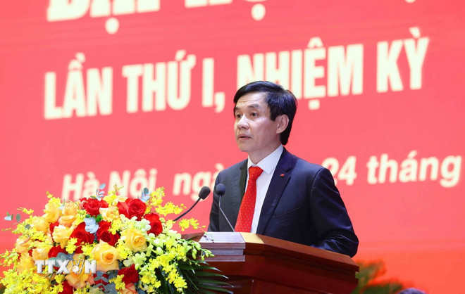 Mr. Nguyen Quang Truong, Deputy Secretary of the Party Committee and Chairman of the Inspection Committee of the Party Committees of the Central Party agencies, presented a report summarizing comments on the draft documents to be submitted to the 14th National Party Congress. (Photo: Phuong Hoa/VNA) ttxvn-2309-dai-hoi-dang-bo-cac-co-quan-trung-uong-16.jpg