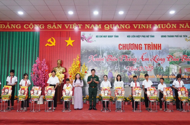 1101-kien-giang-bien-phong-xuan-bien-gioi-3.jpg