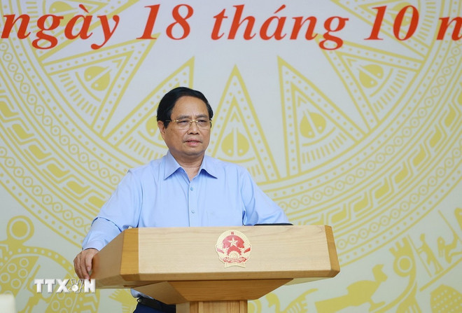 O primeiro-ministro Pham Minh Chinh encerra a Conferência sobre a promoção do investimento público em 2025. (Foto: Duong Giang/VNA) ttxvn-1810-thu-tuong-dau-tu-cong-8.jpg