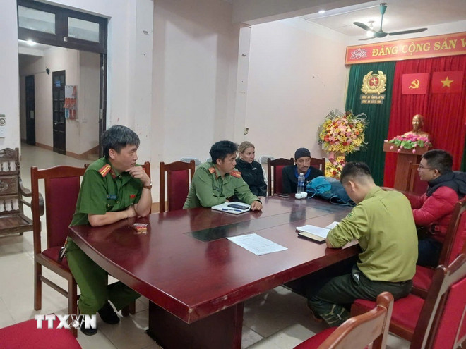 Behörden informieren Touristen über Vorschriften für touristische Aktivitäten und den Schutz von Wäldern mit besonderer Nutzung. (Foto: VNA) ttxvn-1810-du-khach-lac-trong-rung-2.jpg