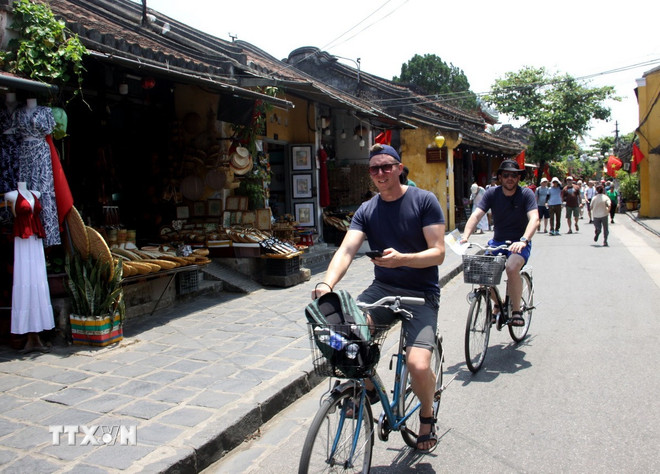 ttxvn-0206-hoi-an-dap-xe.jpg