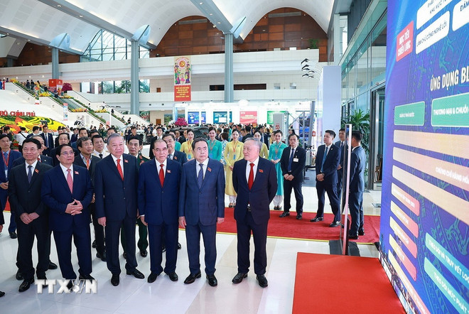 Tổng Bí thư Tô Lâm tham quan triển lãm thành tựu phát triển khoa học, công nghệ và đổi mới sáng tạo và chuyển đổi số của Chính phủ. (Ảnh: Dương Giang/TTXVN) ttxvn-1310-tong-bi-thu-dai-hoi-dang-bo-chinh-phu-3.jpg