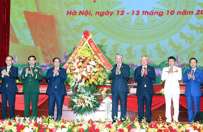 O Secretário-Geral To Lam parabeniza o Congresso. (Foto: Thong Nhat/VNA) ttxvn-1310-tong-bi-thu-dai-hoi-dang-bo-chinh-phu-42.jpg