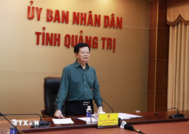 Místopředsedkyně vlády Mai Van Chinh promluvila na schůzi. (Foto: Tuong Vi/ VNA) ttxvn-3010-pho-thu-tuong-mai-van-chinh-lam-viec-tinh-quang-tri-2.jpg