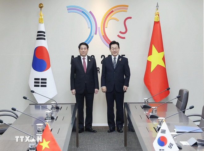 ທ່ານປະທານປະເທດ ເລືອງເກື່ອງ ໄດ້ມີການເຈລະຈາກັບທ່ານປະທານາທິບໍດີ ສ.ເກົາຫຼີ Lee Jae Myung. (ພາບ: ລຳຄານ/VNA) ttxvn-3010-chu-tich-nuoc-hoi-dam-tong-thong-han-quoc-2.jpg