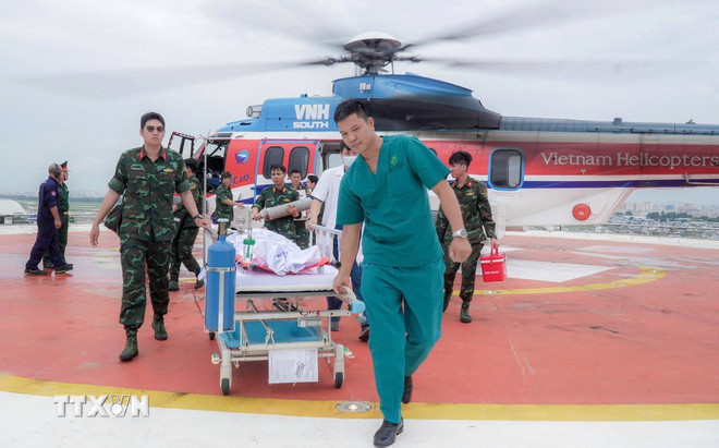 Transport des Opfers vom Hubschrauber zur Notaufnahme des Militärkrankenhauses 175. (Foto: VNA) ttxvn-2609-truc-thang-cap-cuu-2.jpg