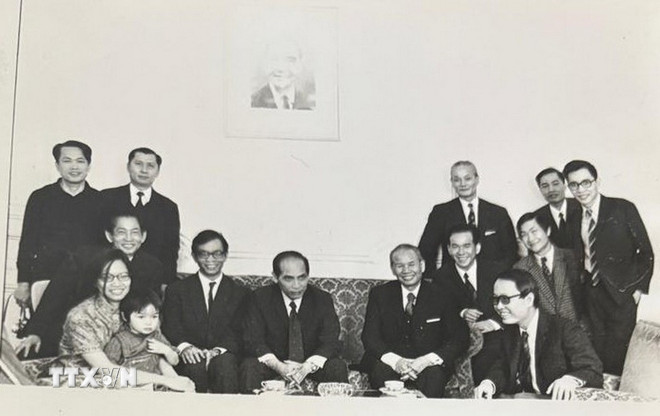 Trưởng đoàn đàm phán của Chính phủ Việt Nam Dân chủ Cộng hòa Xuân Thủy (hàm Bộ Trưởng) chụp ảnh chung cùng cán bộ Phòng Thông tin của Mặt trận Dân tộc Giải phóng miền Nam Việt Nam tại Pháp, Paris năm 1970. (Ảnh: TTXVN phát) ttxvn-1906-nguyen-huu-dong-3.jpg