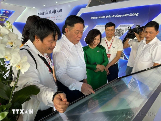Bắt nhịp xu hướng phát triển của báo chí truyền thông số, Thông tấn xã Việt Nam giới thiệu Triển lãm không gian ảo tới khách tham quan tại Hội Báo Toàn quốc năm 2024. (Nguồn: TTXVN) ttxvn-1906-hoi-bao-ttxvn.jpg