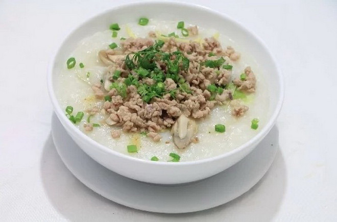 Chế độ dinh dưỡng sau khi cắt bỏ túi mật có thể sẽ bắt đầu với những món ăn loãng, dễ hấp thu như cháo. 1410-chao.jpg