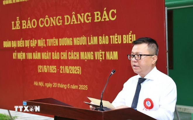 Phó Trưởng Ban Tuyên giáo và Dân vận Trung ương, Chủ tịch Hội Nhà báo Việt Nam, Tổng Biên tập Báo Nhân Dân Lê Quốc Minh thay mặt các đại biểu báo công dâng Bác tại Nhà 67 trong Khu Di tích Chủ tịch Hồ Chí Minh. (Ảnh: Tuấn Anh/TTXVN) ttxvn-2006-nguoi-lam-bao-chu-tich-ho-chi-minh-5.jpg