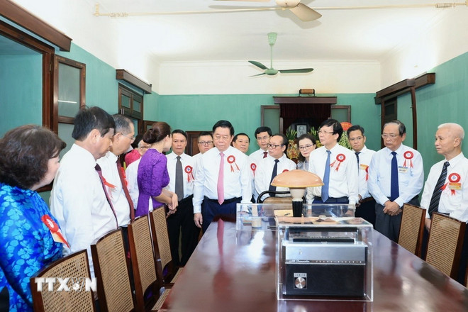 Các đại biểu tham quan Nhà 67 trong Khu Di tích Chủ tịch Hồ Chí Minh. (Ảnh: Tuấn Anh/TTXVN) ttxvn-2006-nguoi-lam-bao-chu-tich-ho-chi-minh-3.jpg