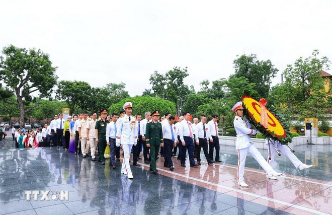 Các đại biểu dâng hương tại Đài tưởng niệm các Anh hùng liệt sỹ. (Ảnh: Tuấn Anh/TTXVN) ttxvn-2006-nguoi-lam-bao-3.jpg