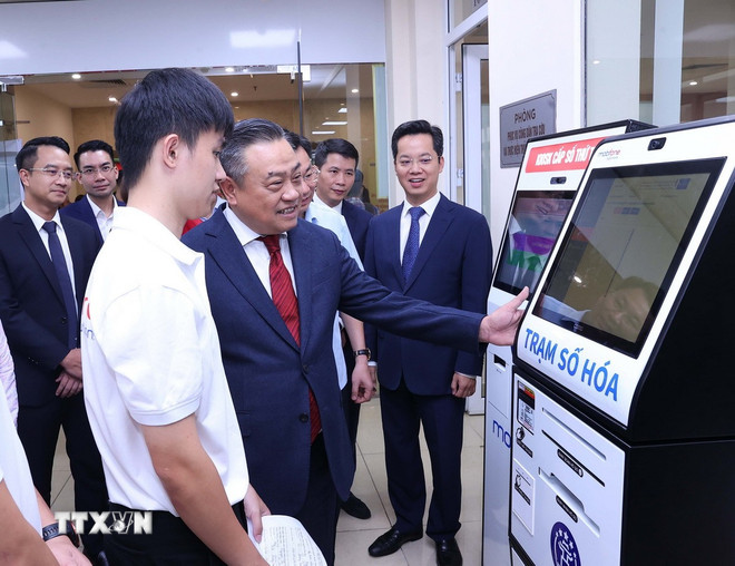Der Vorsitzende des Volkskomitees von Hanoi, Tran Sy Thanh, inspizierte die offizielle Umsetzung des zweistufigen lokalen Regierungsmodells im Bezirkshauptquartier von Hoan Kiem. (Foto: Van Diep/VNA) ttxvn-0510-ha-noi-chinh-quyen-2-cap-2.jpg