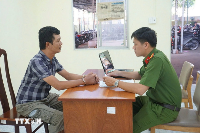 Công an lấy lời khai đối tượng Trần Như Phước. (Ảnh: TTXVN phát) ttxvn-1106-dua-tin-sai-su-that-2.jpg