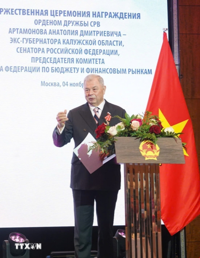 Herr Anatoly Dmitrievich Artamonov uttryckte sin tacksamhet och sina känslor efter att ha mottagit vänskapsmedaljen från Vietnam. (Foto: Tran Hai/VNA) ttxvn-0511-viet-nam-nga-3.jpg