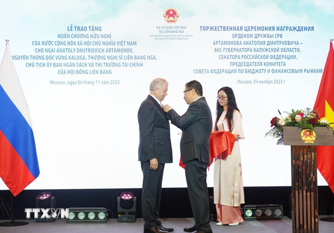 Vietnams ambassadör i Ryska federationen, Dang Minh Khoi, tilldelade vänskapsmedaljen till Anatoly Dmitrievich Artamonov – senator i Ryska federationen, ordförande för budget- och finansmarknadskommittén i Federationsrådet, tidigare guvernör i Kaluga-regionen. (Foto: Tran Hai/VNA) ttxvn-0511-viet-nam-nga-2.jpg