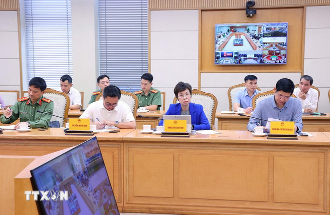 Các đại biểu dự cuộc họp triển khai công tác ứng phó với cơn bão số 12 (bão Fengshen) và sau mưa bão. (Ảnh: Văn Điệp/TTXVN) ttxvn-2210-pho-thu-tuong-tran-hong-ha-3.jpg
