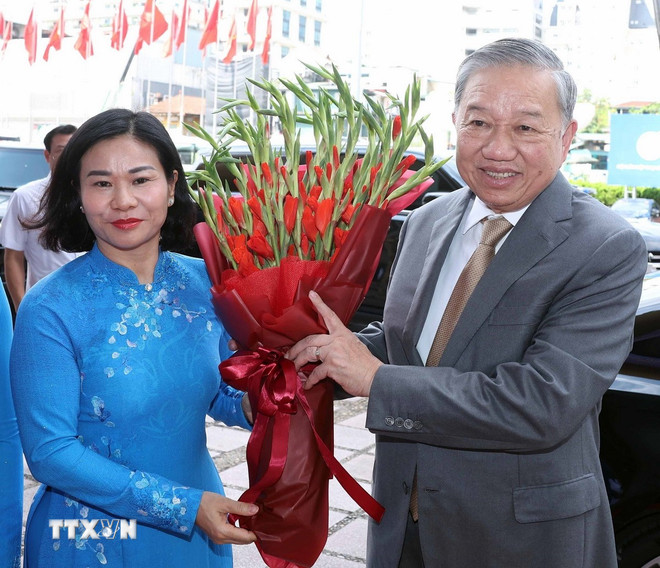 អគ្គលេខាបក្ស To Lam ចូលរួមពិធីរំលឹកខួបលើកទី 95 នៃការបង្កើតសហភាពនារីវៀតណាម។ (រូបថត៖ VNA) ttxvn-0210-tong-bi-thu-hoi-lien-hiep-phu-nu-viet-nam.jpg