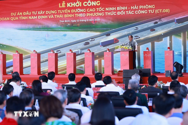 Thủ tướng: Kết nối giao thông, xây dựng khu công nghiệp để Thái Bình giàu lên Thủ tướng Phạm Minh Chính phát biểu tại Lễ khởi công dự án cao tốc Ninh Bình-Hải Phòng, đoạn qua hai tỉnh Nam Định và Thái Bình. (Ảnh: Dương Giang/TTXVN)