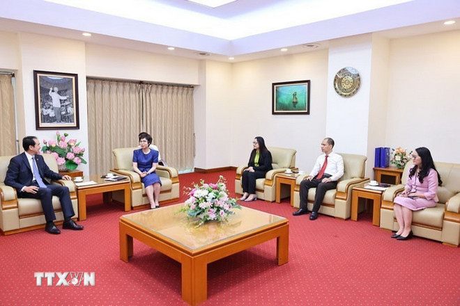 អគ្គនាយកទីភ្នាក់ងារសារព័ត៌មានវៀតណាម លោក Vu Viet Trang បានទទួលជួបលោក Ha Vi ឯកអគ្គរដ្ឋទូតវិសាមញ្ញ និងពេញសមត្ថភាពនៃសាធារណរដ្ឋប្រជាមានិតចិនប្រចាំនៅវៀតណាម។ (រូបថត៖ Minh Duc/VNA) ttxvn-1007-tong-giam-doc-2.jpg