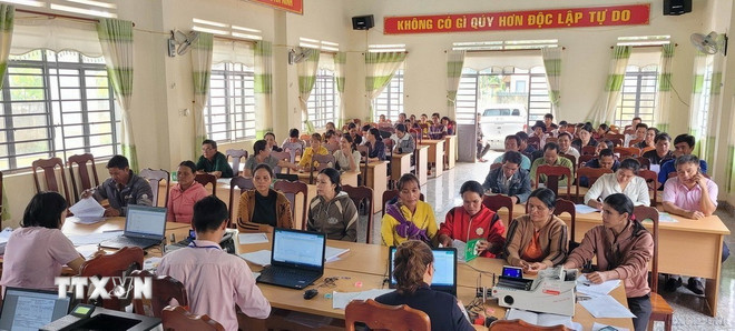Phụ nữ dân tộc thiểu số tỉnh Gia Lai được tiếp cận nguồn vốn tín dụng chính sách xã hội thông qua Hội Liên hiệp Phụ nữ, qua đó tạo việc làm, cải thiện đời sống, hạn chế tình trạng đói, nghèo cho nhóm đối tượng này trên địa bàn tỉnh. (Ảnh: Hoài Nam/TTXVN) ttxvn-1103-binh-dang-gioi-2.jpg