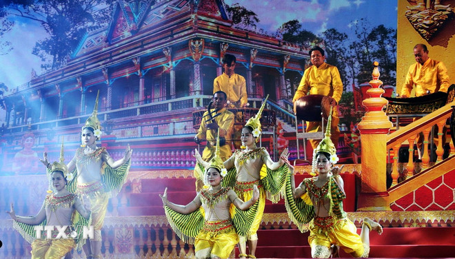 Tiết mục múa Khmer phục vụ du khách tại một số điểm chùa Sóc Trăng. (Ảnh: Trung Hiếu/TTXVN) ttxvn-2606-du-lich-soc-trang-2.jpg