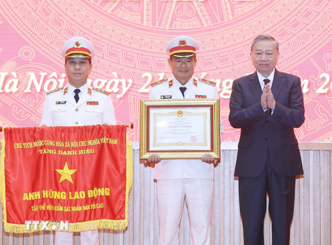Hình ảnh 3 Tổng Bí thư Tô Lâm trao tặng danh hiệu Anh hùng Lao động tặng tập thể Viện Kiểm sát Nhân dân Tối cao. (Ảnh: Thống Nhất/TTXVN)