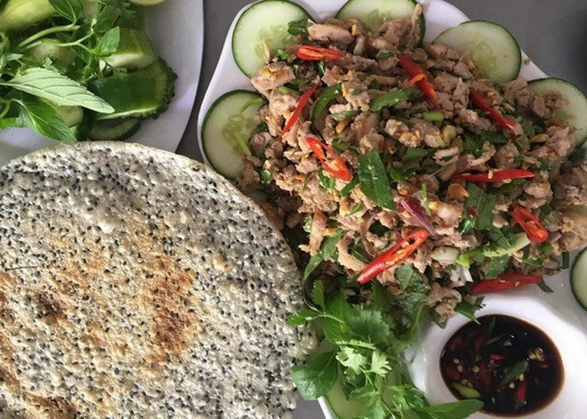 Vả trộn thịt ba chỉ hoặc hến ăn với bánh đa, được xem là một trong những món ăn đặc sản quý của Huế. (Ảnh: Quốc Việt/Vietnam+) 1806-va-tron-hue.jpg
