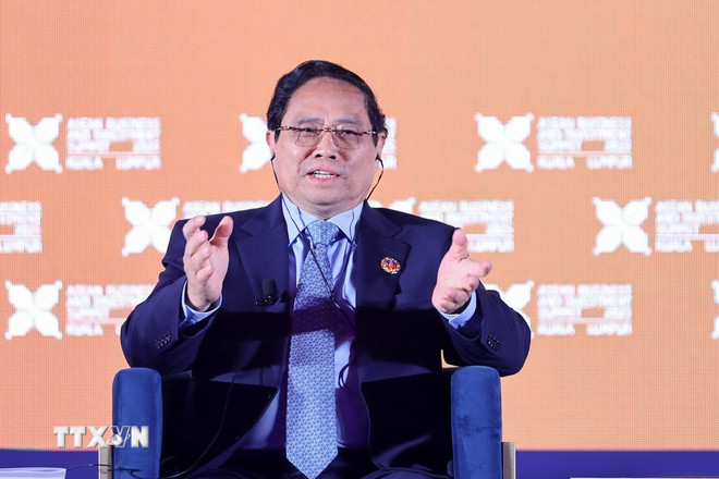 El primer ministro Pham Minh Chinh asiste al Diálogo de Alto Nivel de la Cumbre de Negocios e Inversiones de la ASEAN (ABIS). (Foto: Duong Giang/VNA) ttxvn-2610-thu-tuong-hoi-nghi-thuong-dinh-kinh-doanh-asean-4.jpg