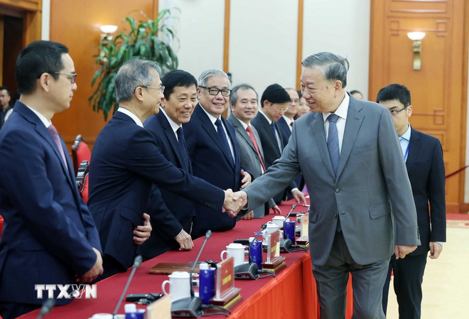 Generalsekreterare To Lam och delegater. (Foto: Thong Nhat/VNA) ttxvn-2610-tong-bi-thu-viet-nam-hoc.jpg