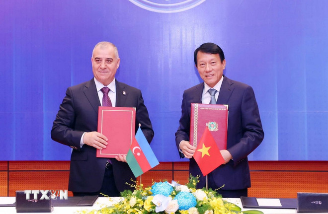 Đại tướng Lương Tam Quang, Bộ trưởng Bộ Công an và Giám đốc An ninh quốc gia Azerbaijan Ali Nagiyev ký kết Thỏa thuận hợp tác trong lĩnh vực an ninh giữa hai Bộ. (Ảnh: Phạm Kiên/TTXVN) ttxvn-2610-bo-cong-an-hop-tac-quoc-te-cong-uoc-ha-noi-2.jpg