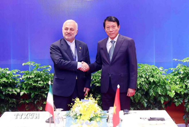 Đại tướng Lương Tam Quang, Bộ trưởng Bộ Công an tiếp xã giao ngài Vahid Jalalzadeh, Thứ trưởng Bộ Ngoại giao phụ trách lãnh sự, quốc hội, vấn đề người của Iran. (Ảnh: Phạm Kiên/TTXVN) ttxvn-2610-bo-cong-an-hop-tac-quoc-te-cong-uoc-ha-noi-3.jpg